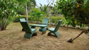 Taman di luar Pearl Cave Cabanas & Resturant