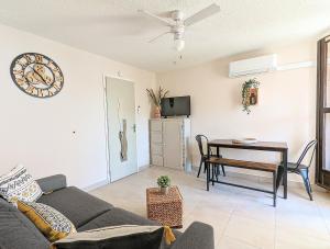Posedenie v ubytovaní Appartement avec CLIMATISATION, proche golf et île des loisirs