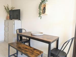 Televízia a/alebo spoločenská miestnosť v ubytovaní Appartement avec CLIMATISATION, proche golf et île des loisirs