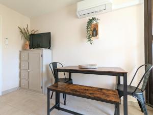 Televízia a/alebo spoločenská miestnosť v ubytovaní Appartement avec CLIMATISATION, proche golf et île des loisirs