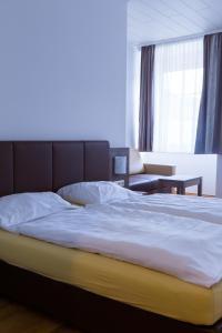 เตียงในห้องที่ Hotel Vinothek Schwarzer Adler