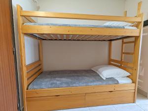 - deux lits superposés dans une chambre dans l'établissement Appartement avec WIFI et CLIMATISATION, proche golf et île des loisirs, au Cap d'Agde