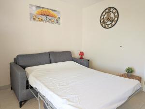 Posteľ alebo postele v izbe v ubytovaní Appartement avec CLIMATISATION, proche golf et île des loisirs