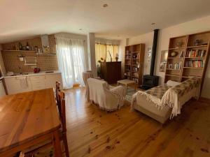 sala de estar con suelo de madera y cocina en Loft near mountain range. 30 minutes to Madrid, 