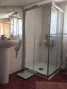 bagno con doccia e lavandino di Loft near mountain range. 30 minutes to Madrid 