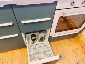 an open drawer in a kitchen next to a microwave at Kuschelige helle Ferienwohnung in Gotha