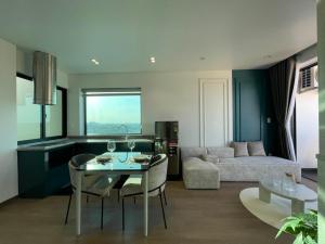 a living room with a table and a couch at Marina Golfview in Ðố Sơn