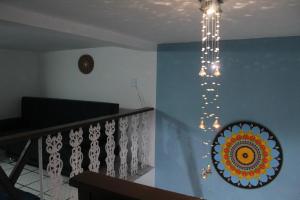 una escalera con una lámpara de araña colgando del techo en Hostel Blue Lagoon, en Abraão