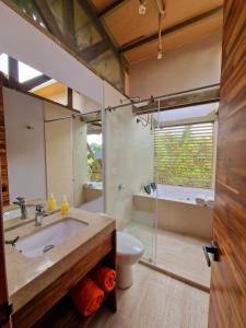 Ein Badezimmer in der Unterkunft Glamping Entrearboles - Bellavista