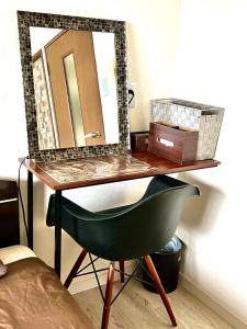 biurko z lustrem i krzesłem w pokoju w obiekcie ウィンベル沖縄名護コーラルビュー w mieście Agarii