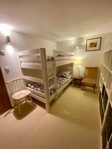 um quarto com 2 beliches e sapatos em Chalet Greuffa em Courchevel