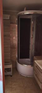 W łazience znajduje się prysznic i umywalka. w obiekcie Agroturystyka Przystanek Góry Sowie w mieście Ludwikowice Kłodzkie