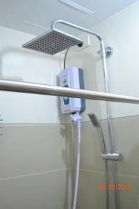 baño con cabezal de ducha y cuchilla de afeitar. en SMDC Wind Residences 102 Loft Bedroom Facing Amenities with WIFI and Parking, en Tagaytay