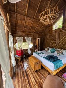 um quarto com uma cama num quarto com pisos em madeira em Sikeo Eco Glamping em Icononzo