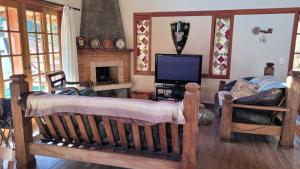 uma sala de estar com um berço e uma televisão em MonteVerdeMG, Fibra Óptica, fácil acesso, térrea . em Monte Verde