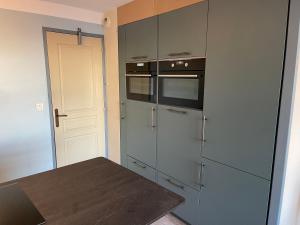 Köök või kööginurk majutusasutuses Village Cap Esterel duplex vue mer centre