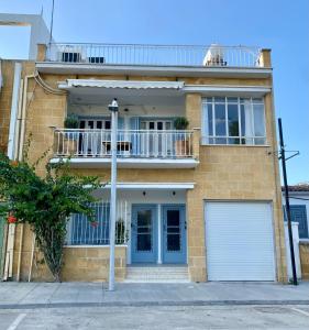 ein großes Backsteinhaus mit einer weißen Garage in der Unterkunft Liberty House - Central Two Bedroom Apartments in Nikosia
