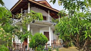 Taman di luar Pearl Cave Cabanas & Resturant