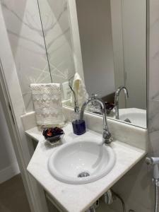 a bathroom counter with a sink and a mirror at Apartamento reformado, tudo novo, Copa-Ipanema in Rio de Janeiro