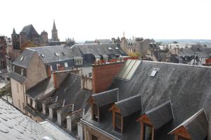 une vue aérienne sur les toits d'une ville dans l'établissement Hotel Biney, à Rodez