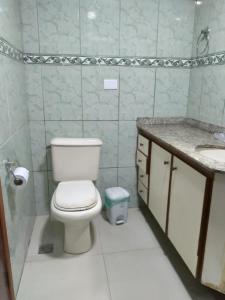 ein Bad mit einem WC und einem Waschbecken in der Unterkunft Casa do Roberto in Cabo Frio
