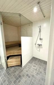 uma casa de banho com um chuveiro e um lavatório. em Vuosselin Kuura (2 mh + tilava parvi) em Kuusamo