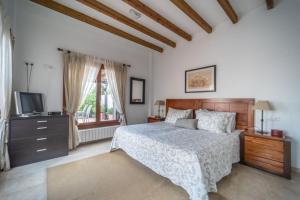 een slaapkamer met een bed, een tv en een raam bij Stunning detached Villa in El Valle Golf Resort - ZO24EV in Murcia