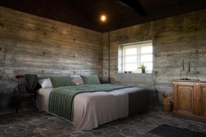 sypialnia z łóżkiem w pokoju z drewnianymi ścianami w obiekcie Jakob´s old farmhouse w mieście Hvolsvöllur