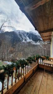 Elle comprend un balcon offrant une vue sur une montagne enneigée. dans l'établissement Appartement Marquise de 110m2 avec vue et sauna à 10 min des pistes, à Sainte-Foy-Tarentaise