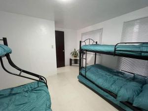 Krevet ili kreveti na kat u jedinici u objektu La Colmena Bauan - Self Catering Townhouse Accommodation