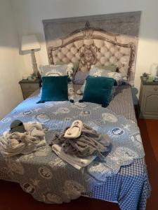 Cama con manta y almohadas azules y blancas en Tivoli en Provence, en Cotignac