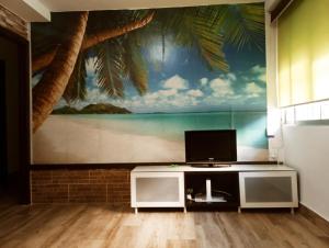 Habitación con mural en la pared de una playa en Precioso apartamento 3 habitaciones. Con patio., en Camas