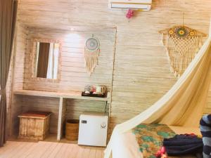 una camera con letto e parete in legno di The Lucky Cottage a Nusa Lembongan