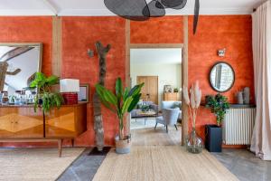 sala de estar con pared de color naranja en La Burie, en Saint-Savinien