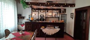 uma cozinha com um balcão e uma mesa com uma mesa de sidx em Hotel Excellent em Praga