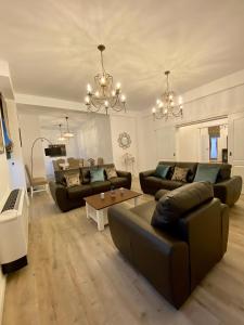 uma sala de estar com dois sofás e uma mesa em Pensiunea Charlotte Boutique em Bacău