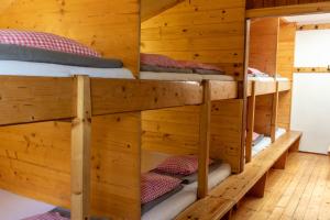 Letto o letti a castello in una camera di Skihütte Zams