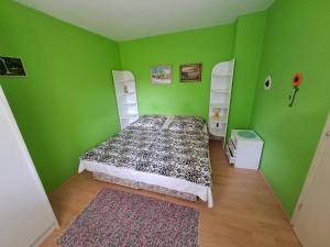 A bed or beds in a room at Bianka Apartman