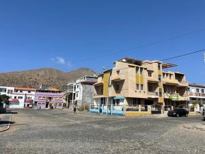 タラファルにあるApartamento T2-Dunas Centroの建物のある町の空き駐車場