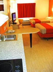 Postel nebo postele na pokoji v ubytování Motel 6-Pasadena, TX