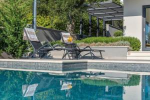 Bazén v ubytování Villa Kuk with heated Pool Makarska nebo v jeho okolí