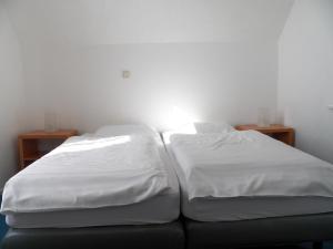 two beds sitting next to each other in a room at House@Domburg in Domburg
