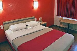 Postel nebo postele na pokoji v ubytování Motel 6-Pasadena, TX