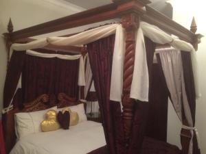 A bed or beds in a room at 6 Caberfeidh( Blue House ) 