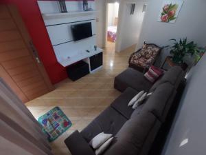 sala de estar con sofá y TV en Casa Vânia, en Canela