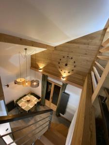 einen Blick über ein Zimmer mit einem Tisch und einer Treppe in der Unterkunft Genepi loft duplex 4 personnes in Arâches-la-Frasse