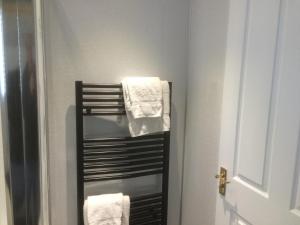 a bathroom with towels hanging on a towel rack at 6 Caberfeidh( Blue House ) in Fort William