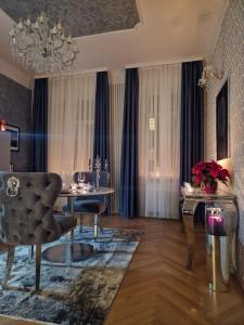 comedor con mesa, sillas y lámpara de araña en Sophies Place Augarten - Imperial Lifestyle City Apartments Vienna Parking, en Viena