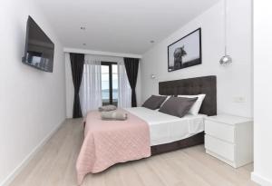 Postel nebo postele na pokoji v ubytování Villa Kuk with heated Pool Makarska