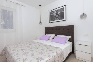 Postel nebo postele na pokoji v ubytování Villa Kuk with heated Pool Makarska
